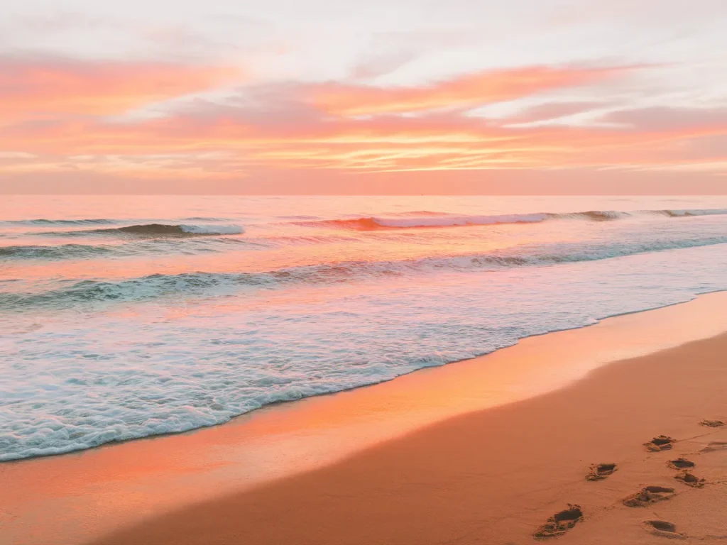 Scenic view of a beach sunset showcasing vibrant colors, ideal for painting a beach sunset.